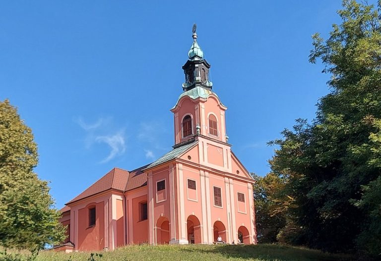 Od 1. maja naprej je spet sv. maša na Rožniku vsako nedeljo ob 10.30. Vabljeni na sprehod in k Jezusu.